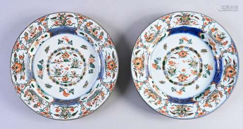 CHINE, XVIIIe siècle*Paire d\'assiettes creuses en porcelain...