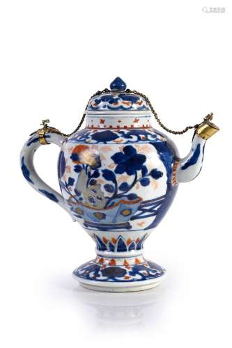 CHINE, XVIIIe siècle*Théière en porcelaine Imari Montée sur ...