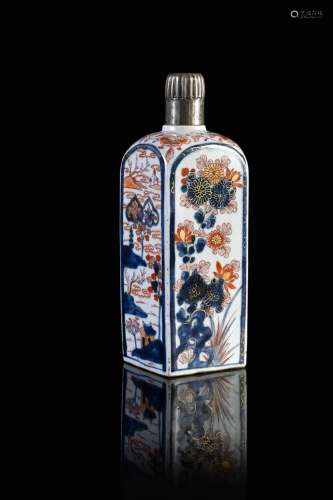 CHINE, XVIIIe siècle*Vase bouteille en porcelaine A pans car...