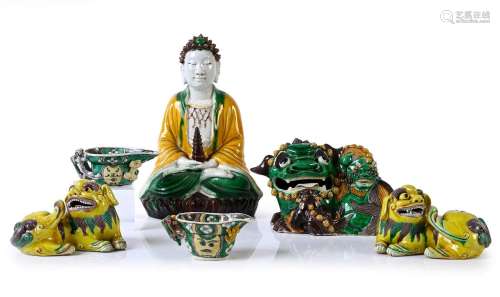 CHINE, Epoque Kangxi*Ensemble de six pièces en céramique à g...