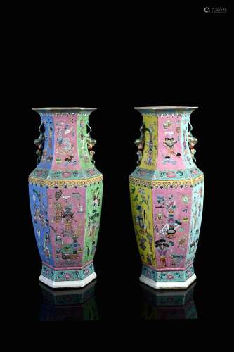 CHINE, XIXe siècle    Paire de grands vases à pans, à décor ...