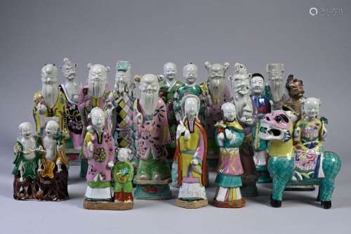 CHINE, XVIIIe siècle*Important ensemble de statuettes en por...
