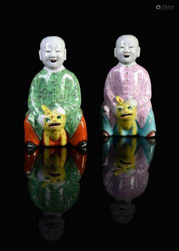 CHINE, XVIIIe siècle*Paire de statuettes en porcelaine En ém...