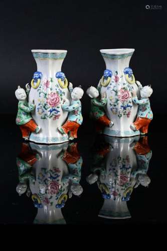 CHINE, XVIIIe siècle*Paire de vases muraux en porcelaine A d...