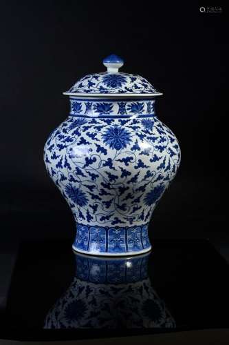 CHINE, Epoque Kangxi, XVIIIe siècle    Vase en porcelaine, m...