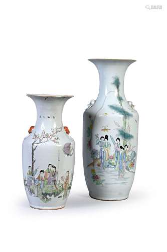 CHINE, XXe siècle    Ensemble de deux vases en porcelaine De...