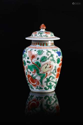 CHINE, XVIIe siècle*Petite potiche couverte en porcelaine A ...