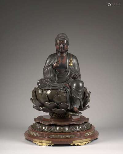 SCULPTURE DE BOUDDHA EN BOIS LAQUE ROUGE BRUN  Japon, fin de...