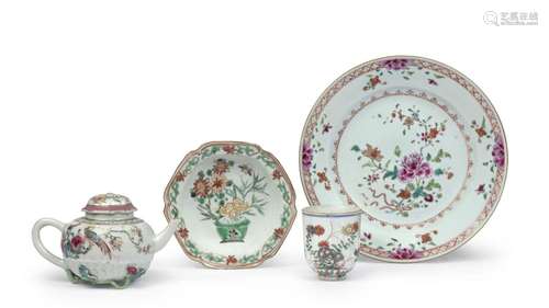 ASSIETTE, THÉIÈRE, COUPE ET COUPELLE EN PORCELAINE FAMILLE R...