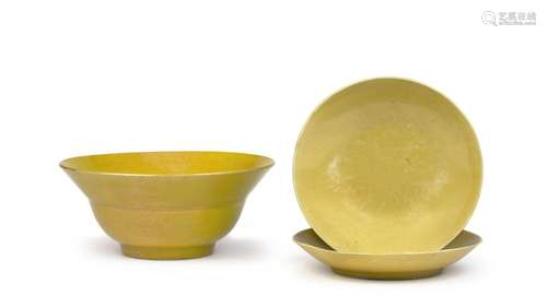 BOL ET DEUX COUPELLES EN PORCELAINE MONOCHROME JAUNE, Chine,...