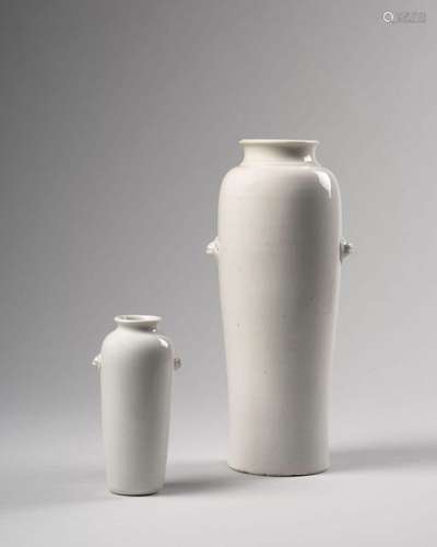 DEUX VASES EN PORCELAINE BLANC DE CHINE, Chine, dynastie Qin...