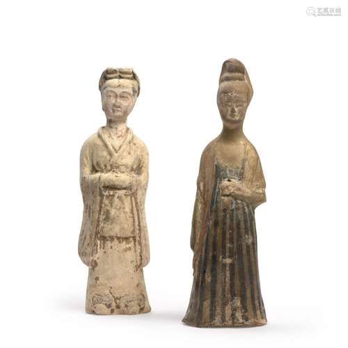 DEUX STATUETTES DE DAMES DE COUR EN TERRE CUITE, Chine, dyna...