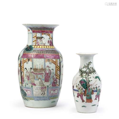 DEUX VASES BALUSTRES EN PORCELAINE POLYCHROME, Chine, début ...