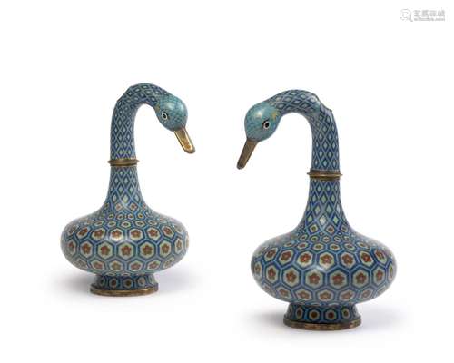 PAIRE DE BOUTEILLES EN BRONZE ET ÉMAUX CLOISONNÉ, Chine, fin...