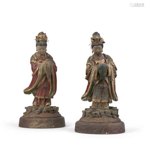 PAIRE DE STATUETTES D\'IMMORTELLES FÉMININES EN STUC PEINT, ...