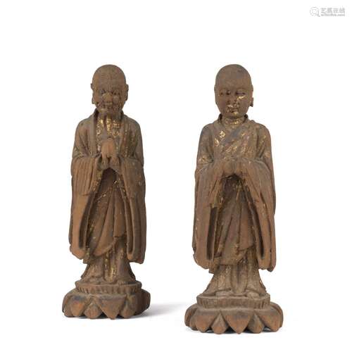 DEUX STATUETTES D\'ANANDA ET KASYAPA EN BOIS, Chine, dynasti...