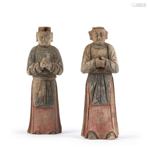 PAIRE DE STATUETTES D\'OFFICIELS EN BOIS POLYCHROME, Chine, ...