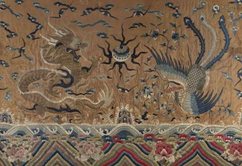 PANNEAU EN SOIE CORAIL BRODÉE, Chine, dynastie Qing, époque ...