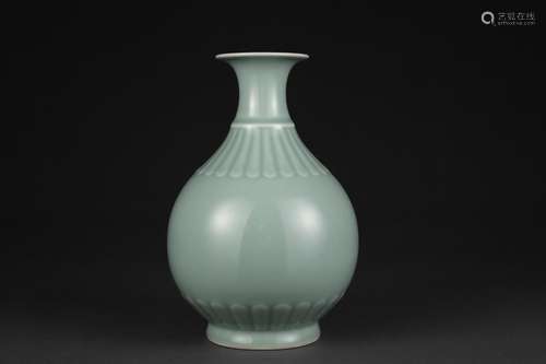 Bean green glaze vase