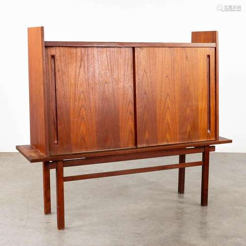 Een mid-century bar cabinet, teak veneer. Circa 1960 (D:39 x...