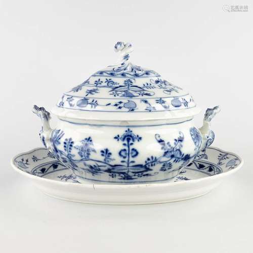 Meissen 'Zwiebelmunster' a large tureen on a bowl. 19th C. (...