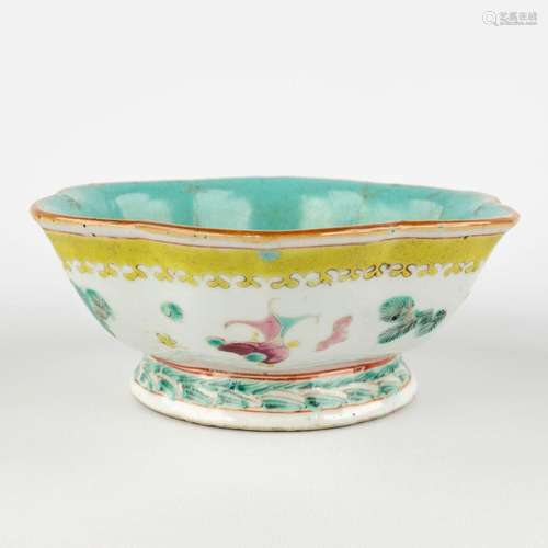 A Chinese bowl decorated with koi, 19th/20th C. (H:6,5 x D:1...