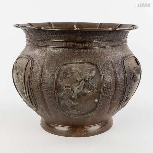 A large Japanese cache-pot, decor of birds. Probably Meji. (...