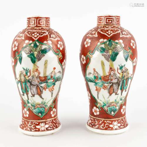 A pair of Chinese porcelain vases, hand-painted decor. Late ...