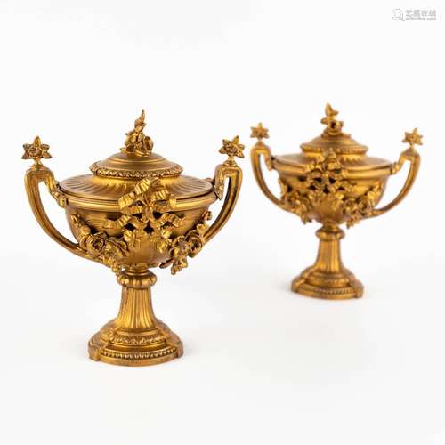 A pair of neoclassical cassolettes, gilt spelter. Circa 1900...