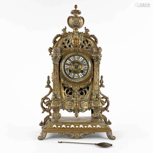 A mantle clock, bronze, circa 1900. (W:25 x H:45 cm)