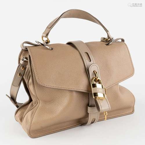 Chloé, a handbag made of brown leather. (W:38 x H:32 cm)