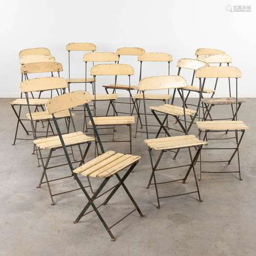 15 café chairs, metal and wood, foldable. (D:46 x W:40 x H:8...