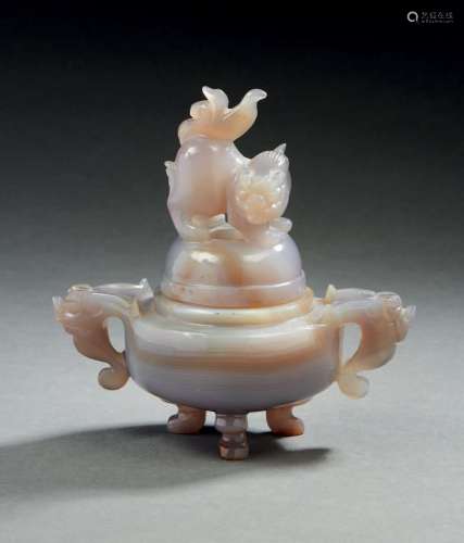 CHINE, XXe siècle  Brûle-parfum couvert tripode en agate scu...