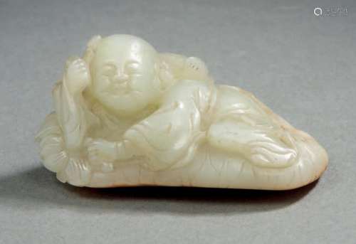 CHINE, XIXe siècle  Galet sculpté en jade céladon veiné de r...