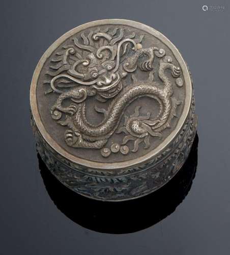 CHINE  Petite boîte en argent à décor de dragon Poids brut :...