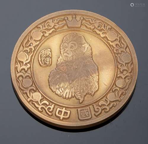 CHINE, XXe siècle  Médaille en laiton figurant un singe au r...