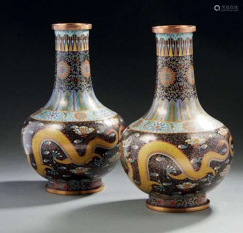 CHINE, vers 1920  Paire de vases bouteilles à long col en ém...