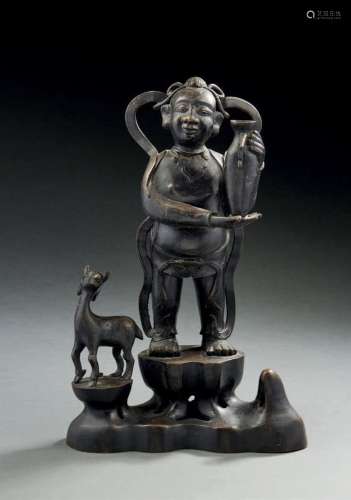 CHINE, début XXe siècle  Groupe en bronze représentant un en...