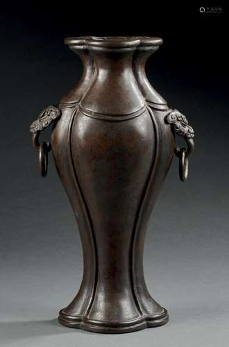 JAPON, XVIIIe-XIXe siècle  Vase hana-ire en bronze de patine...