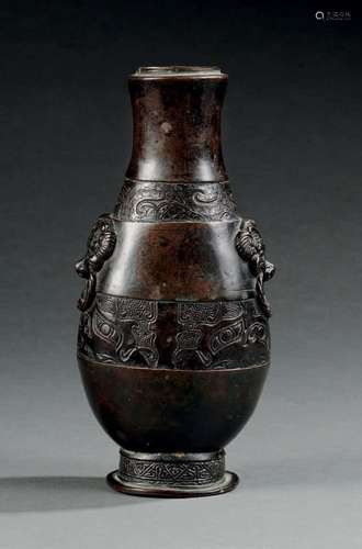 CHINE, XVIIe siècle  Petit vase en bronze de patine brune, d...