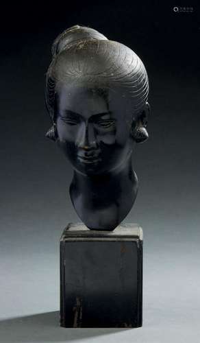 INDOCHINE, vers 1950  Tête de jeune femme annamite en bronze...