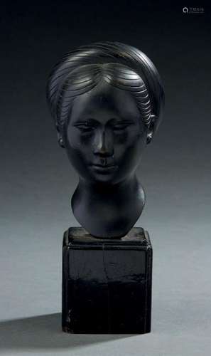 INDOCHINE, vers 1950  Tête de jeune femme annamite en bronze...