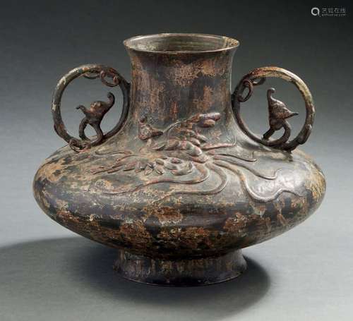 JAPON, période Edo, fin XVIIIe-XIXe siècle  Vase en bronze a...