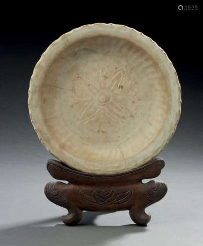 VIETNAM, XV-XVIe siècle  Coupe polylobée en céramique émaill...