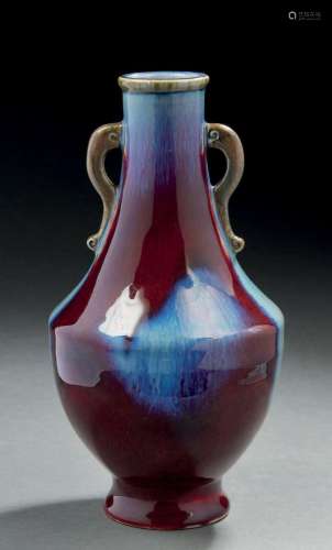 CHINE, XXe siècle  Vase bouteille sur petit pied évasé, en g...