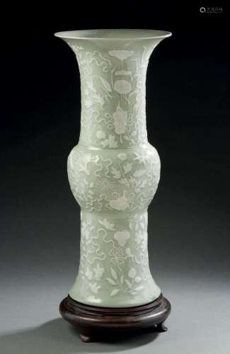 CHINE, vers 1900  Important vase gu en porcelaine émaillée c...