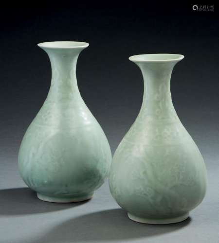 CORÉE, XXe siècle  Lot de porcelaines comprenant deux vases ...