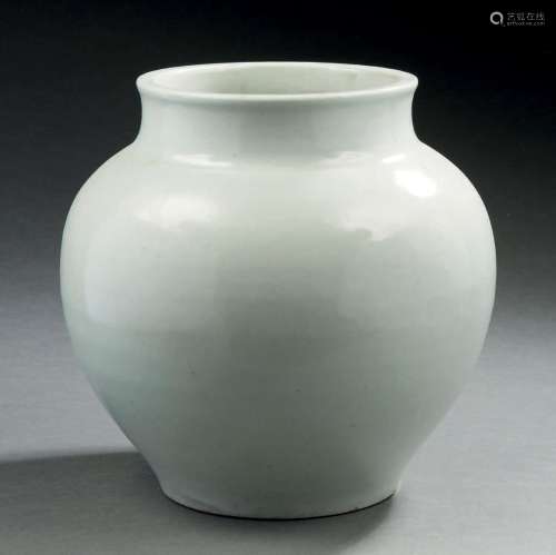 CHINE, XXe siècle  Vase en porcelaine de forme globulaire ém...