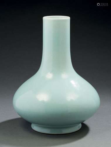 CHINE, XXe siècle  Vase bouteille en porcelaine émaillée mon...