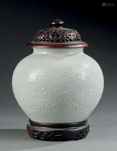 CHINE, période Qing  Vase à panse globulaire en porcelaine é...